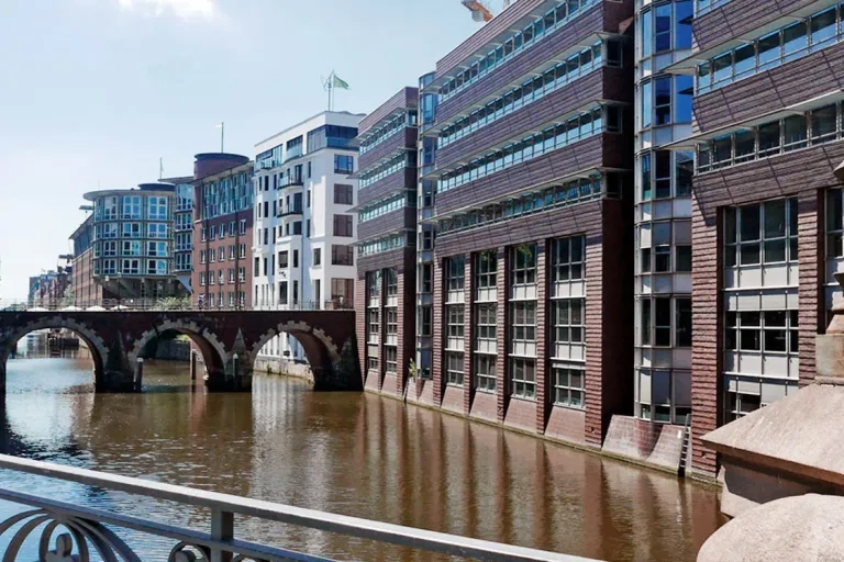 Hamburg Wasserstrasse mit Häusern links und rechts