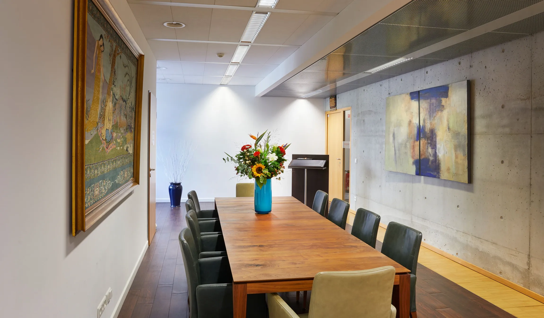 Konferenzraum mit Sitzungstisch und 8 Stuehlen