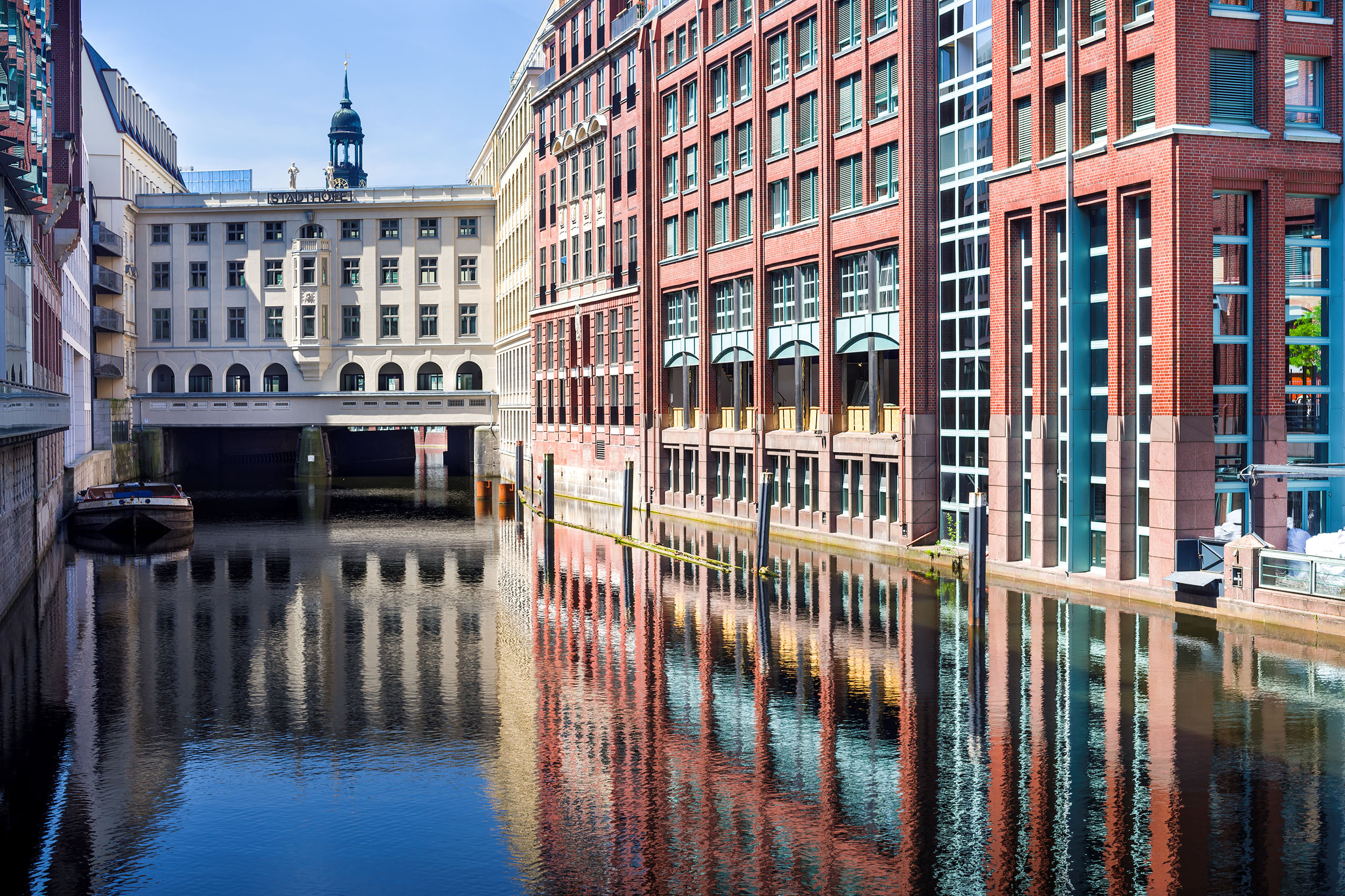Blick auf den Fleet an der Stadthausbrücke in Hamburg