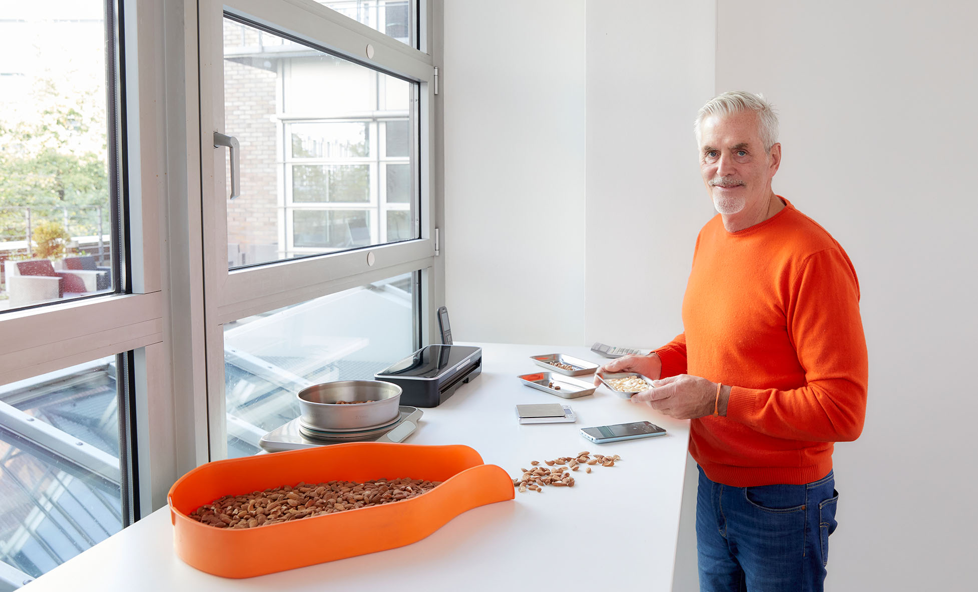 Person bei der Qualitätskontrolle von Nüssen Wareneingang